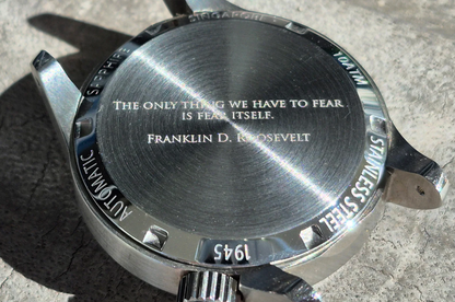 גב מארז השעון Field Vario 1945 D12 עם חריטה בהתאמה אישית