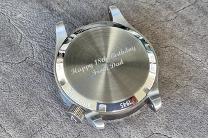 גב מארז השעון Field Vario 1945 D12 עם חריטה בהתאמה אישית