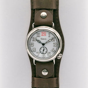 Vario 1918 טרנץ' עם לוח לבן ושעון זוהר לבן