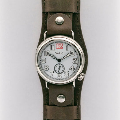 Vario 1918 טרנץ' עם לוח לבן ושעון זוהר לבן
